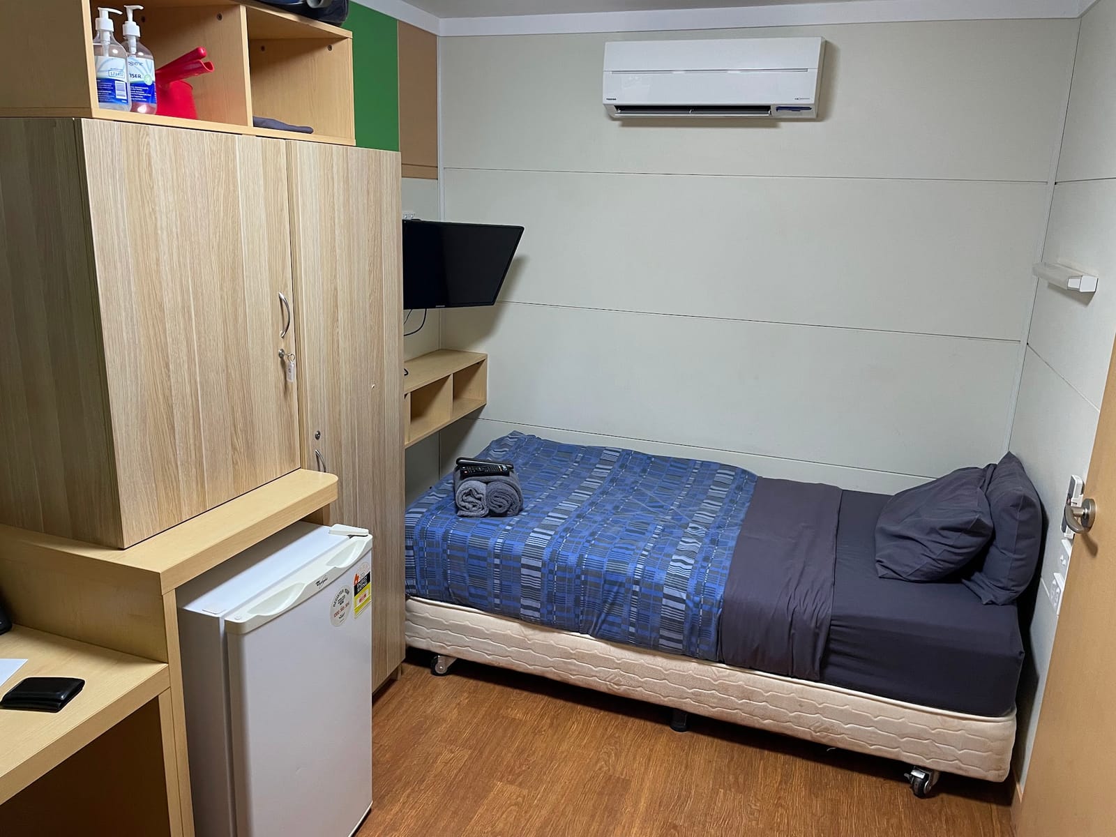 Three-step workflow for managing FIFO flights and accommodation in a workforce roster